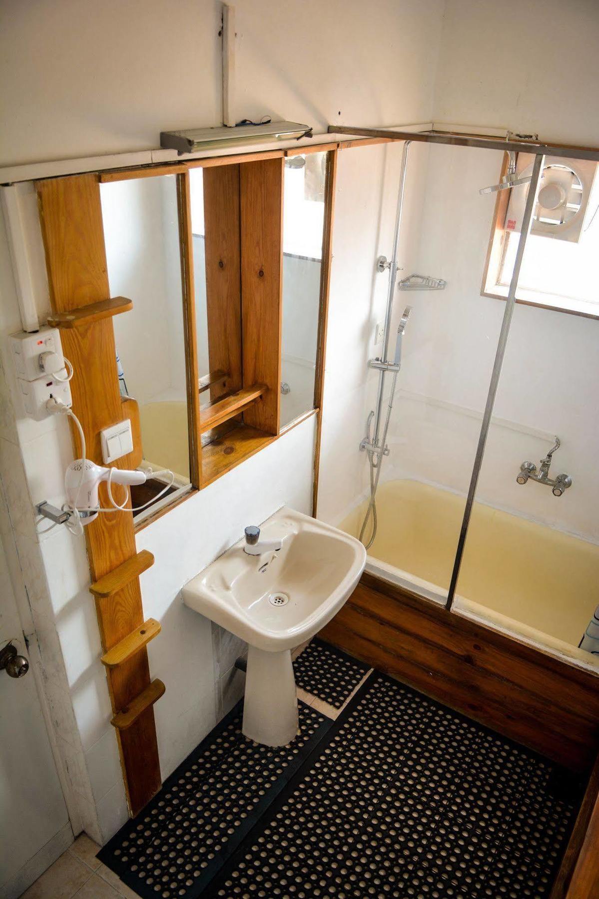 Explore Hostels Negombo Kochchikade Dış mekan fotoğraf